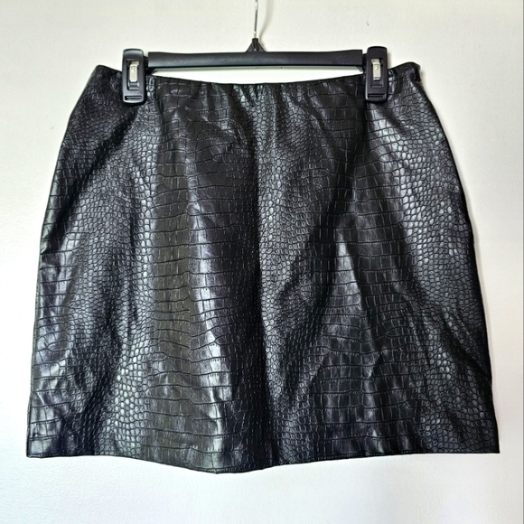 Ci Sono Dresses & Skirts - NWOT Ci Sono sexy black faux leather crocodile print mini skirt Size L